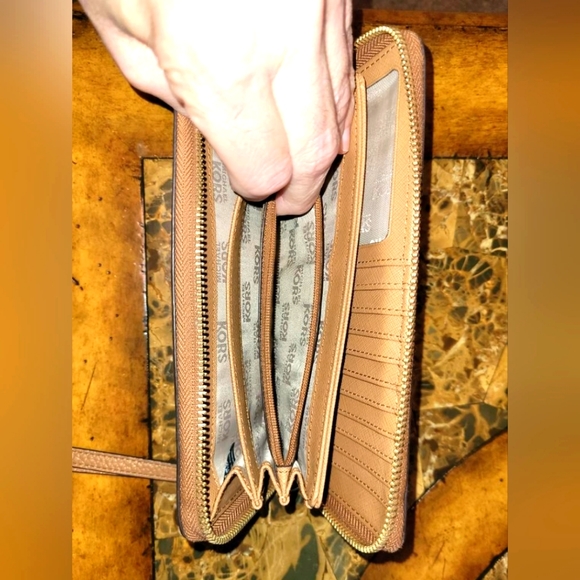 🟠LOW START🟠Michael Kors Crossbody and wallet set - Picture 13 of 16